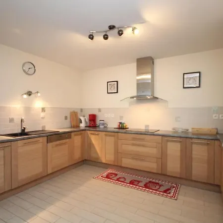 Appartement Grand T3 Au Mont-dore Avec Terrasse Et Parking - Fr-1-608-177